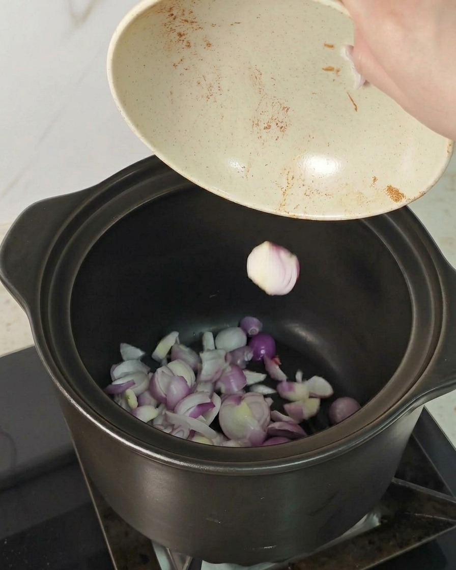 냄비 바닥에 채 썬 레드 샬롯을 넉넉히 깔아주는 모습
