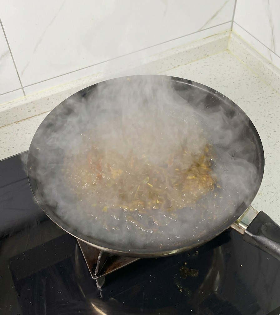 팬에서 육수를 끓여 걸쭉한 농도로 졸이는 모습