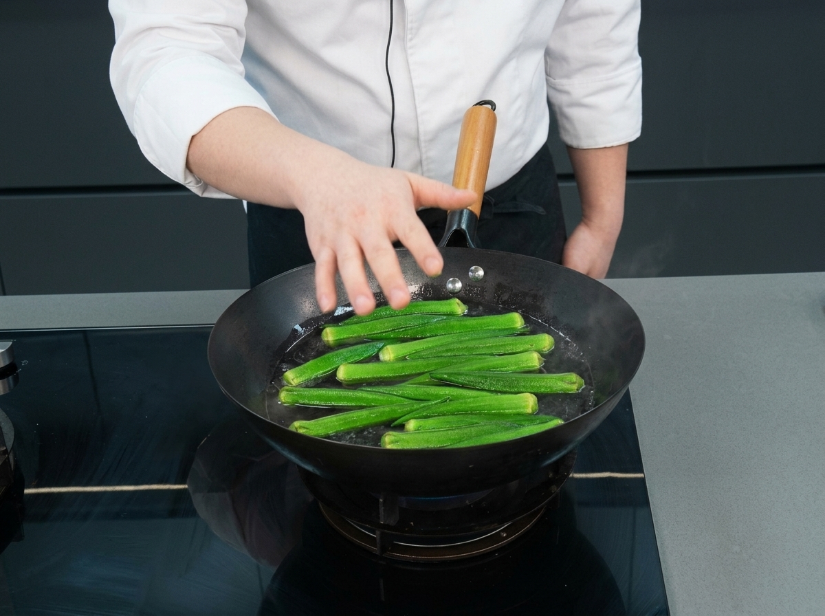 끓는 물에서 선명한 초록빛으로 데쳐지는 오크라