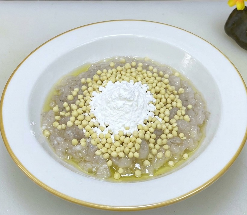 오크라 씨와 전분이 올라간 새우 반죽을 흰 볼에 담아 섞기 직전의 모습.