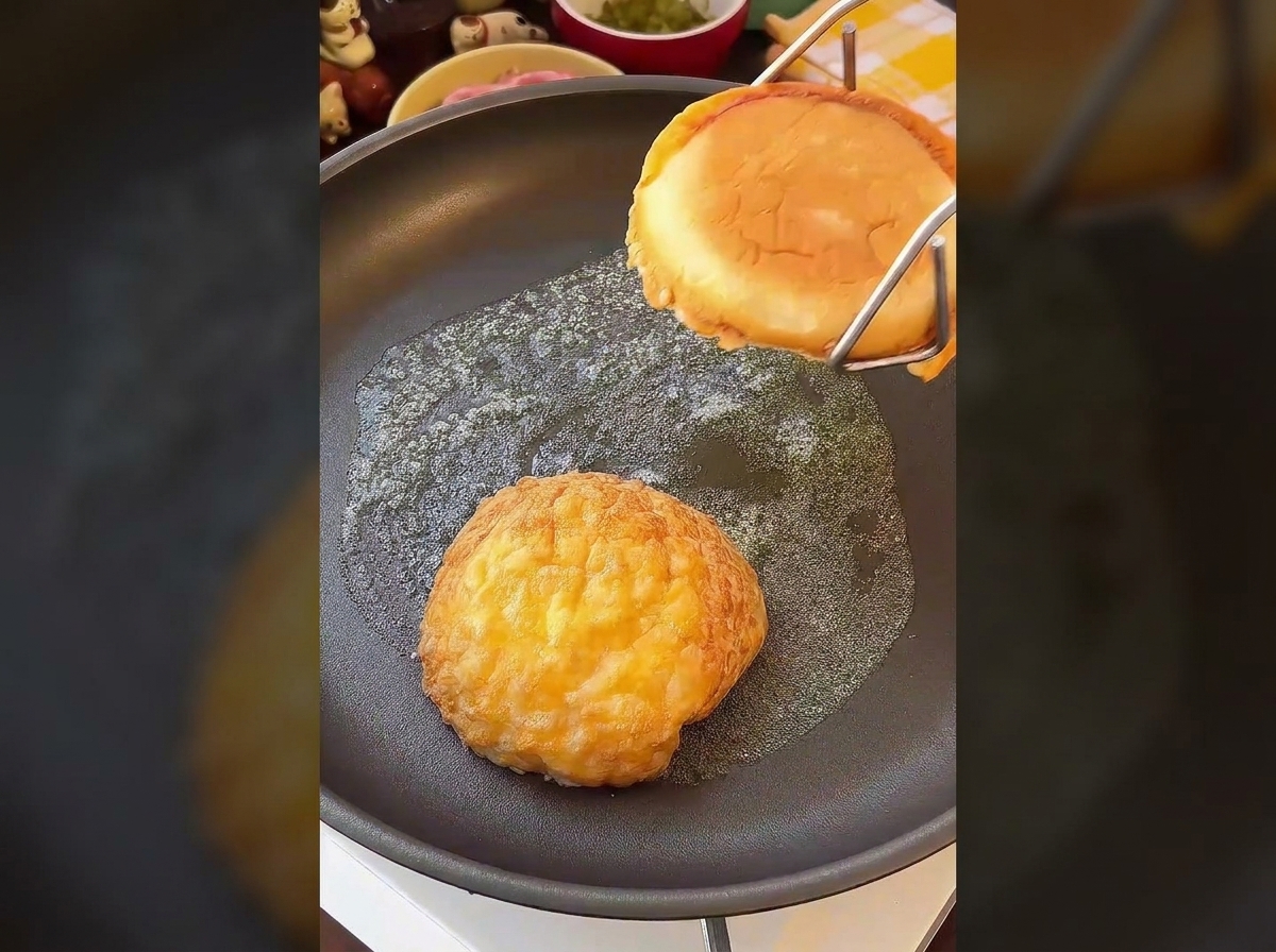 버터가 녹은 팬에 버거 번 단면을 아래로 향하게 두고 노릇하게 굽는 모습