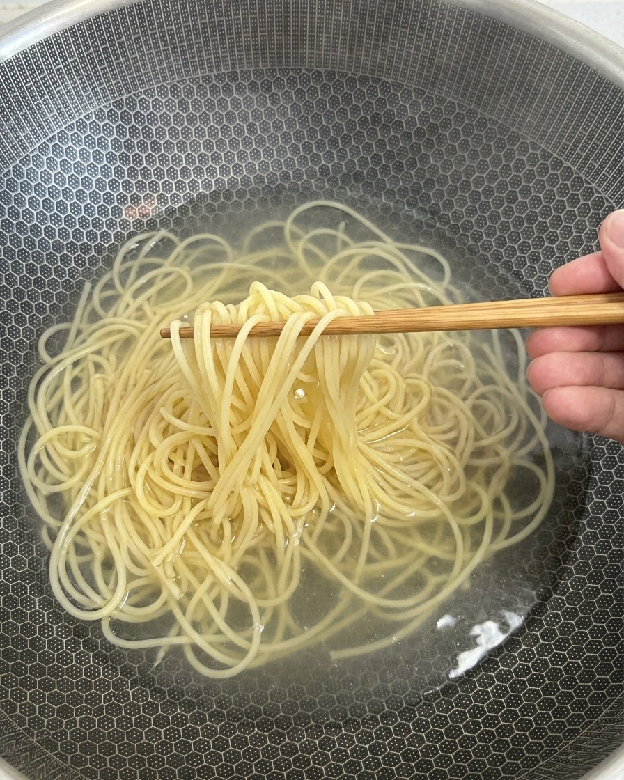 삶은 면을 건져 올리는 모습
