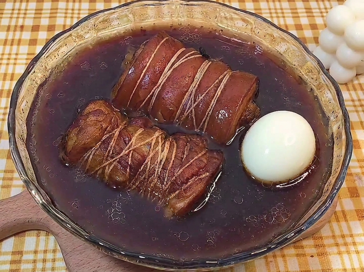 진한 조림장에 담긴 차슈 롤과 삶은 계란.