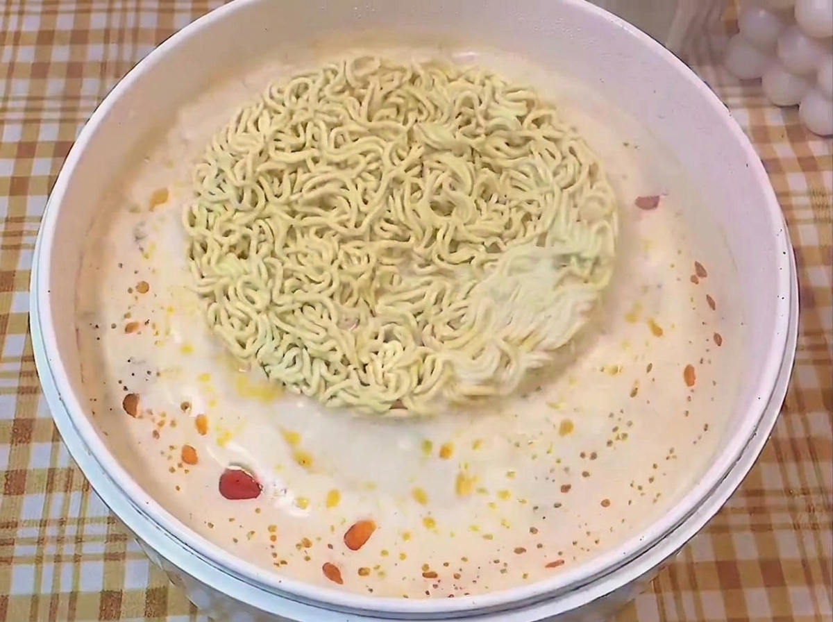 보글보글 끓는 돈코츠 국물에 면을 넣고 익히는 모습.