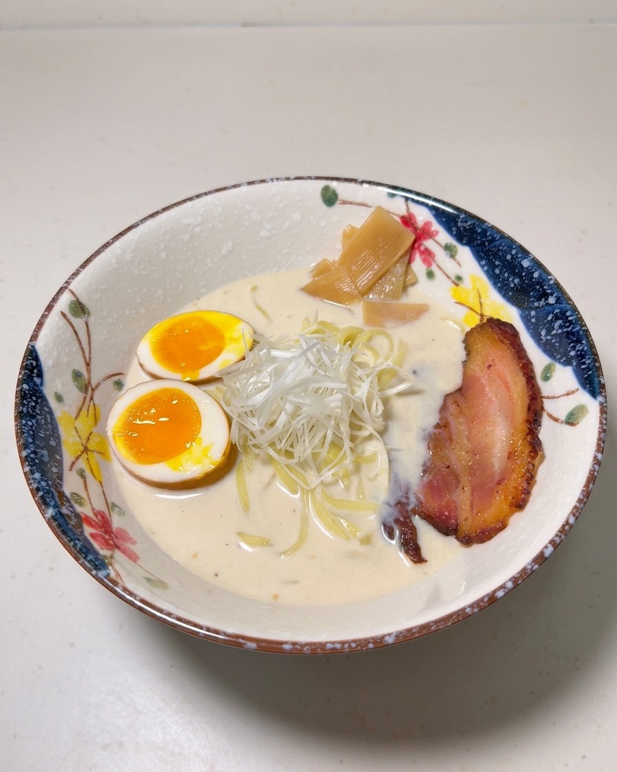 차슈, 죽순, 채 썬 대파가 정갈하게 올라간 라멘 그릇.