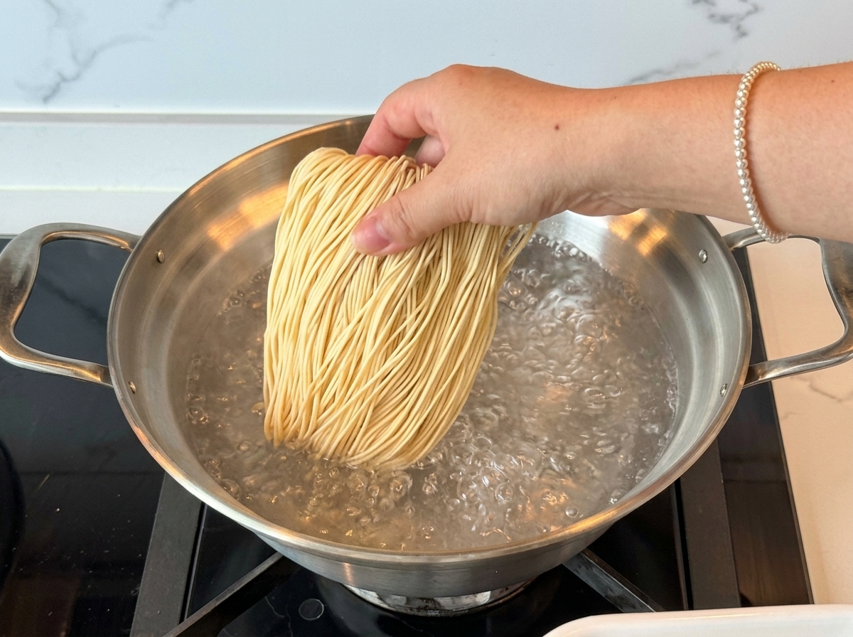 끓는 물에 라멘 면을 넣고 삶는 모습.