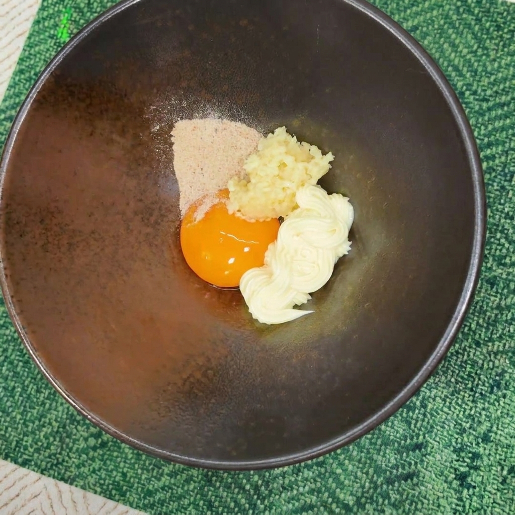 분말 스프가 뿌려진 재료들 위에 건더기 스프가 올라간 모습