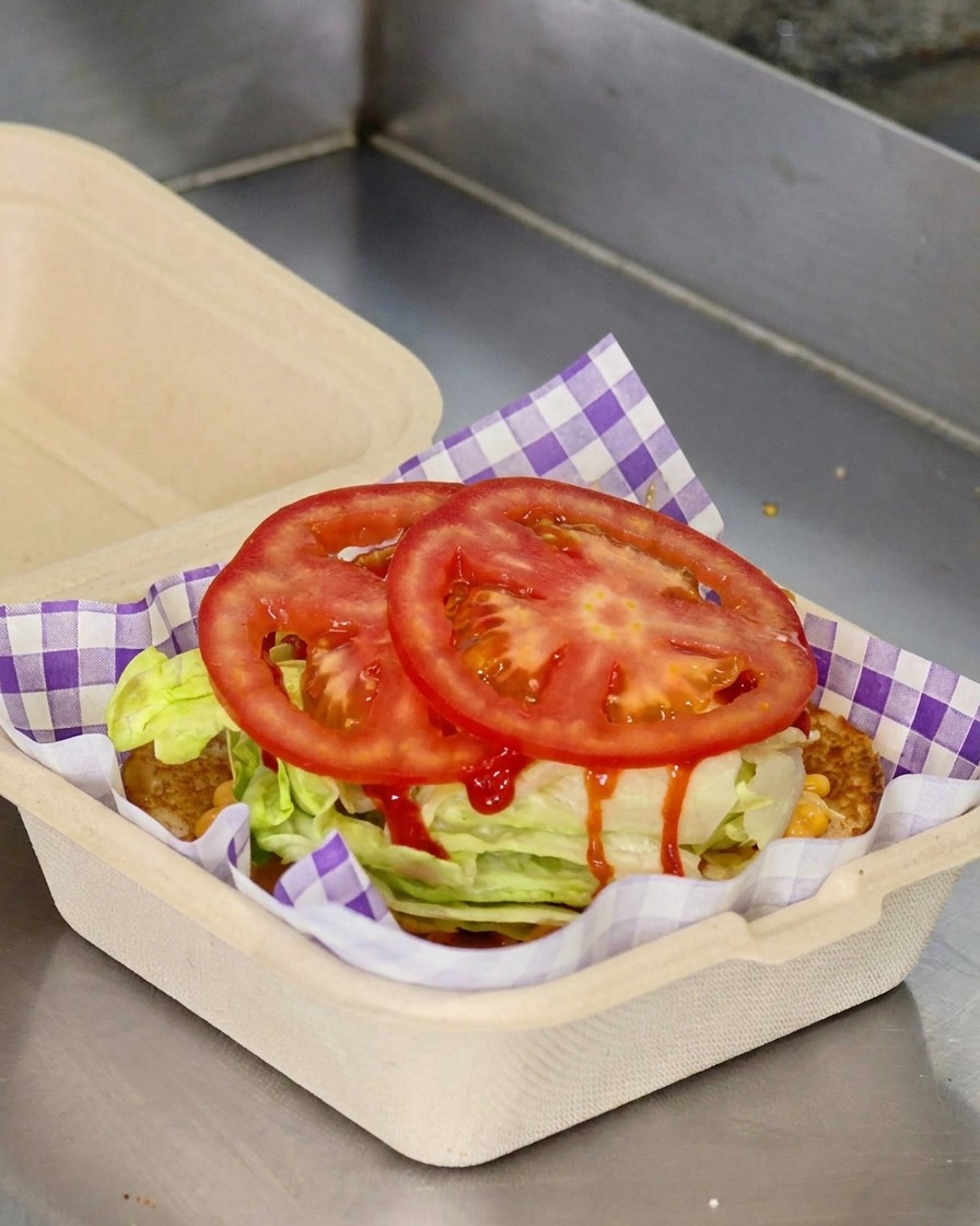 양상추 위에 붉은 토마토 두 조각을 올린 모습.
