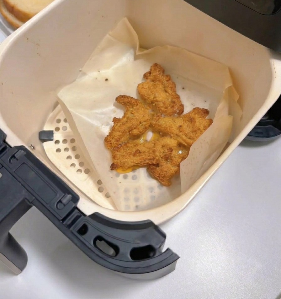 에어프라이어에서 황금빛으로 바삭하게 익은 치킨의 모습.
