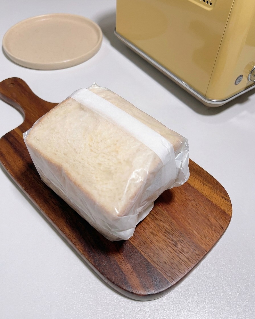 유산지로 샌드위치를 단단하게 감싸 완성한 모습.
