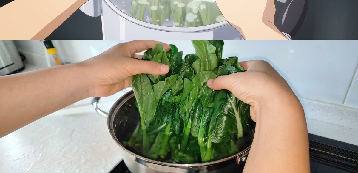 끓는 물에 시금치 줄기 부분부터 조심스럽게 넣는 모습.