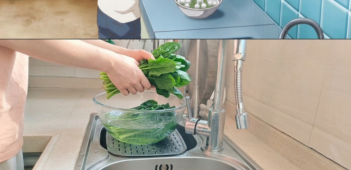데친 시금치를 찬물이 담긴 유리볼에 옮겨 담는 모습.