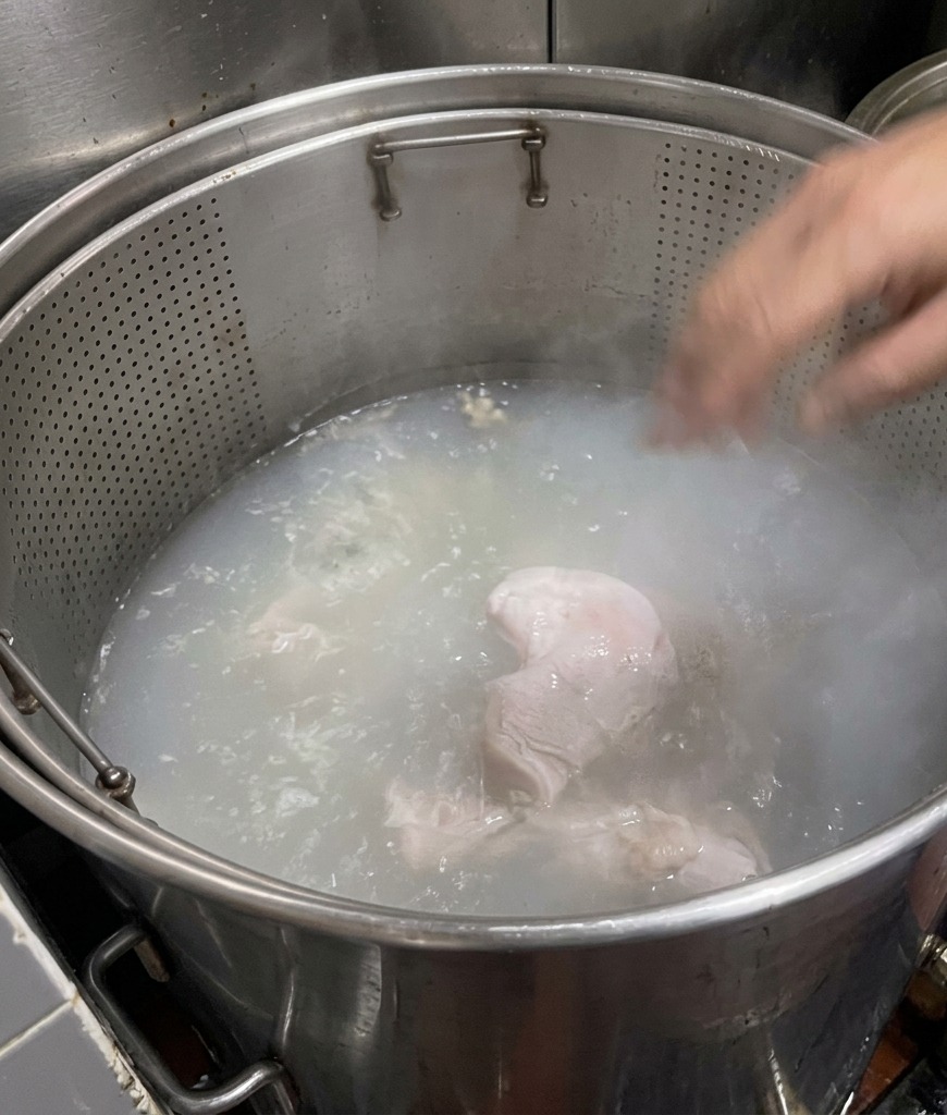 맑았던 물이 점차 불투명하고 뽀얀 우윳빛으로 변해가며 팔팔 끓고 있는 솥 안의 돼지 뼈들.