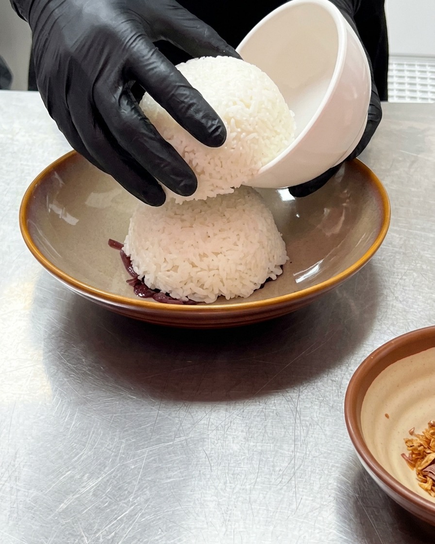 자색 양파 위에 작은 공기를 뒤집어 빼내어 동글동글한 흰쌀밥 돔을 만드는 모습