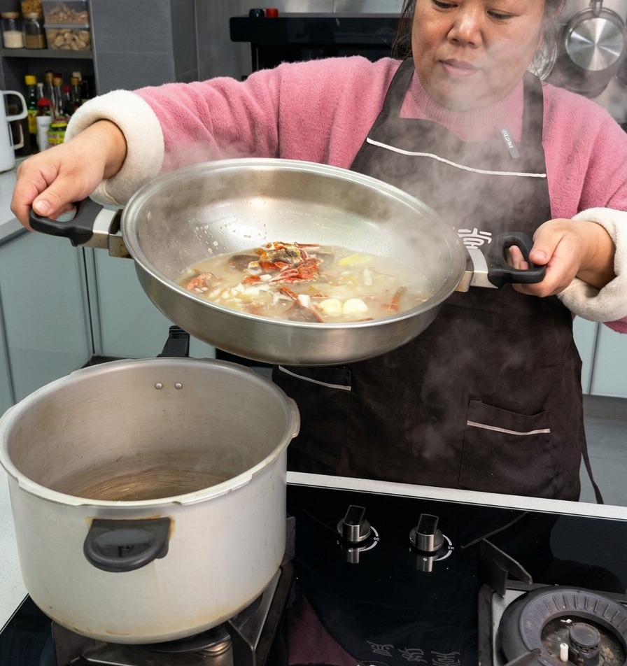 스테인리스 팬에서 끓고 있는 등갈비, 마늘, 건고추와 진한 육수를 압력솥 내솥으로 조심스럽게 붓는 모습.