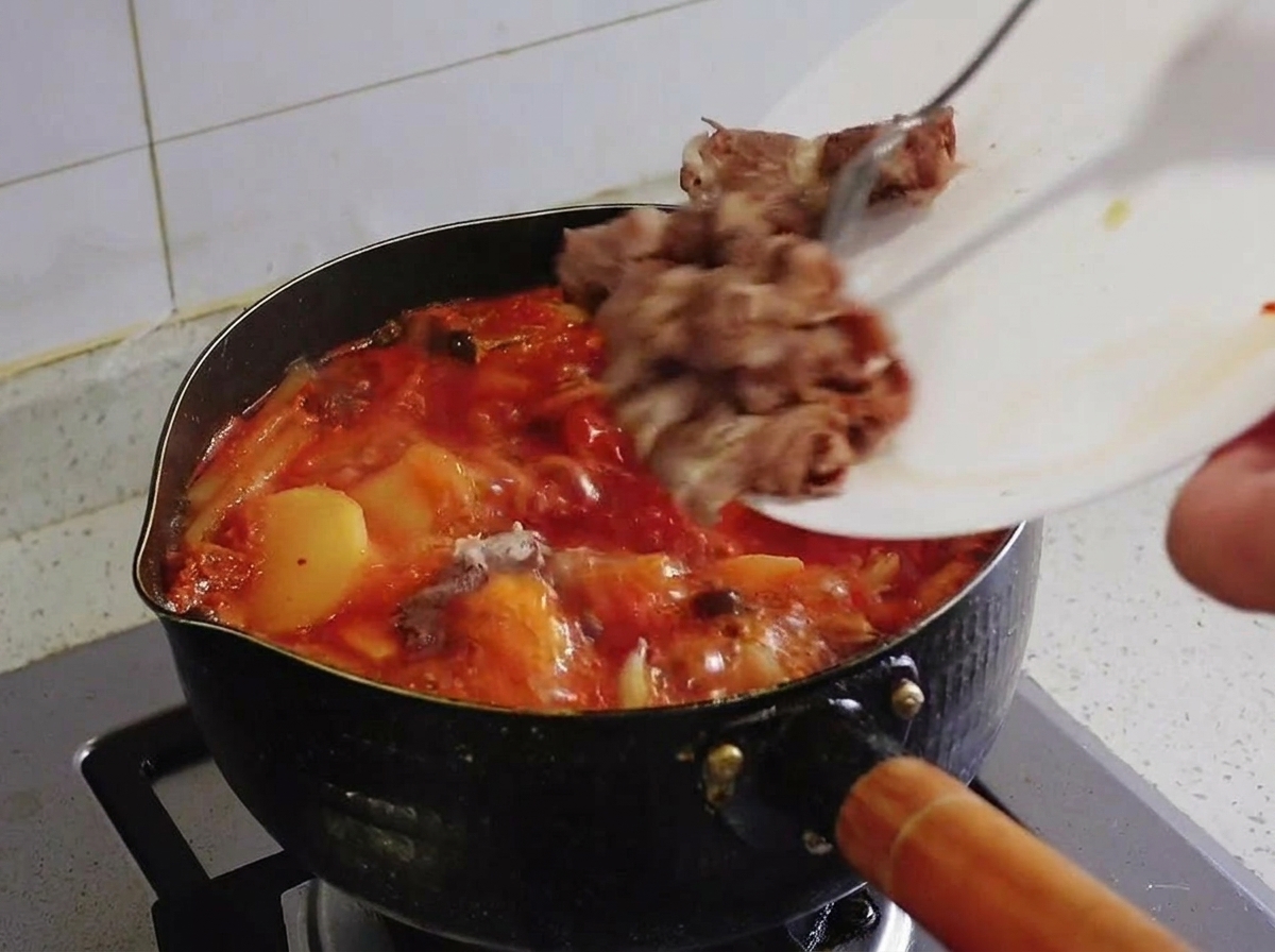 데쳐두었던 고소한 우삼겹을 끓는 찌개에 다시 모두 넣는 모습