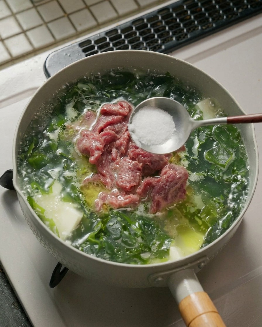 국물에 소금과 백후추를 넣는 모습.