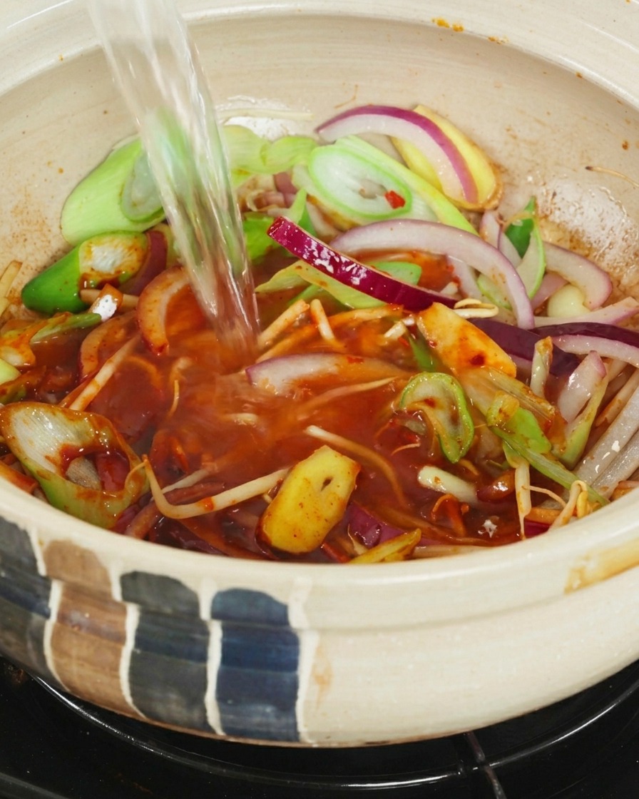 뚝배기에 끓는 물을 붓는 모습