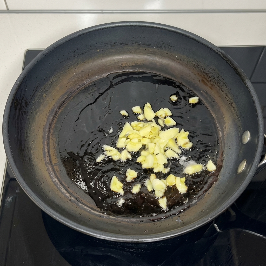 기름에 다진 마늘을 넣어 향을 내는 모습