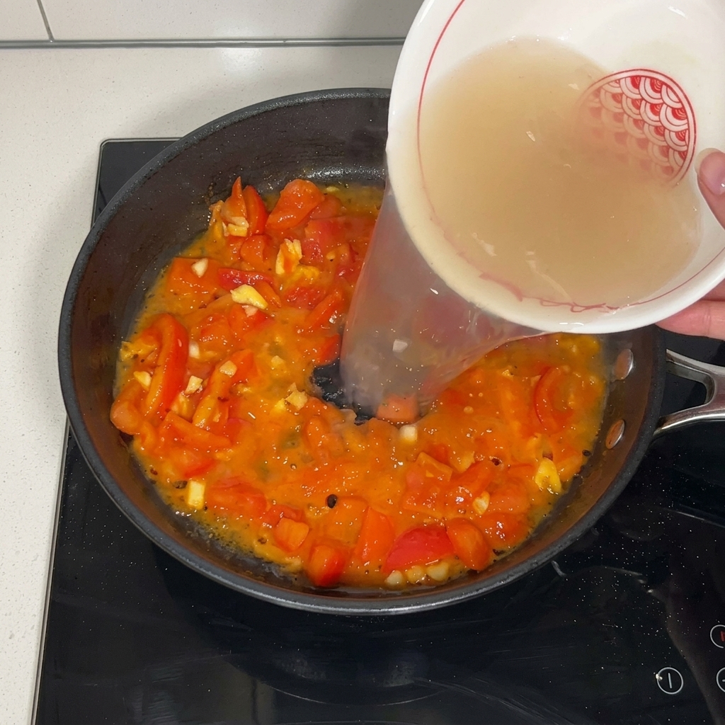 볶은 토마토 위로 소고기 육수를 붓는 모습
