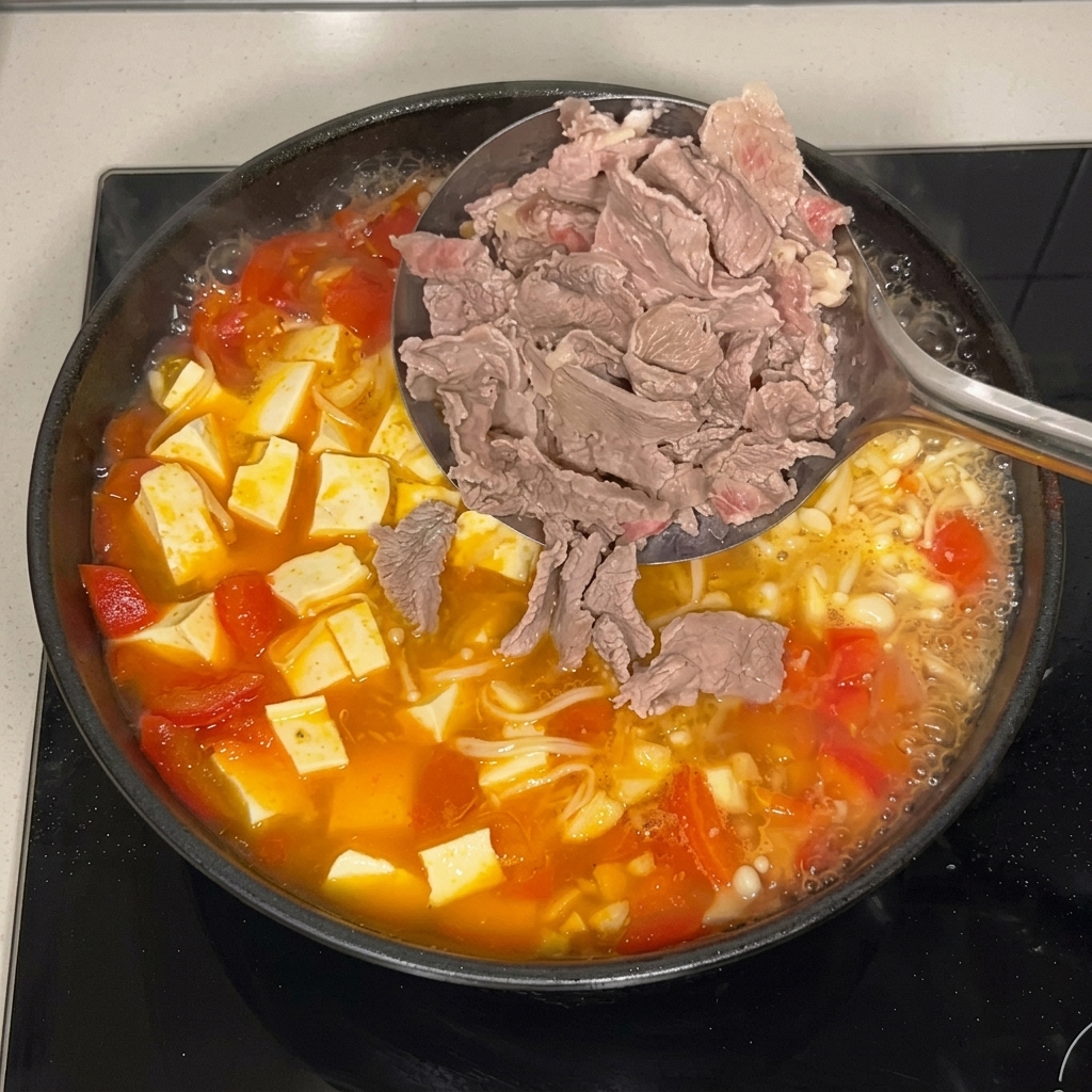 데쳐두었던 소고기를 다시 국물에 넣는 모습
