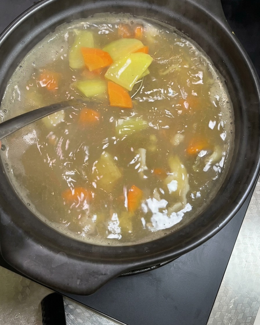 신선하고 아삭한 콩나물을 끓고 있는 고기와 채소 찌개에 넣는 모습.