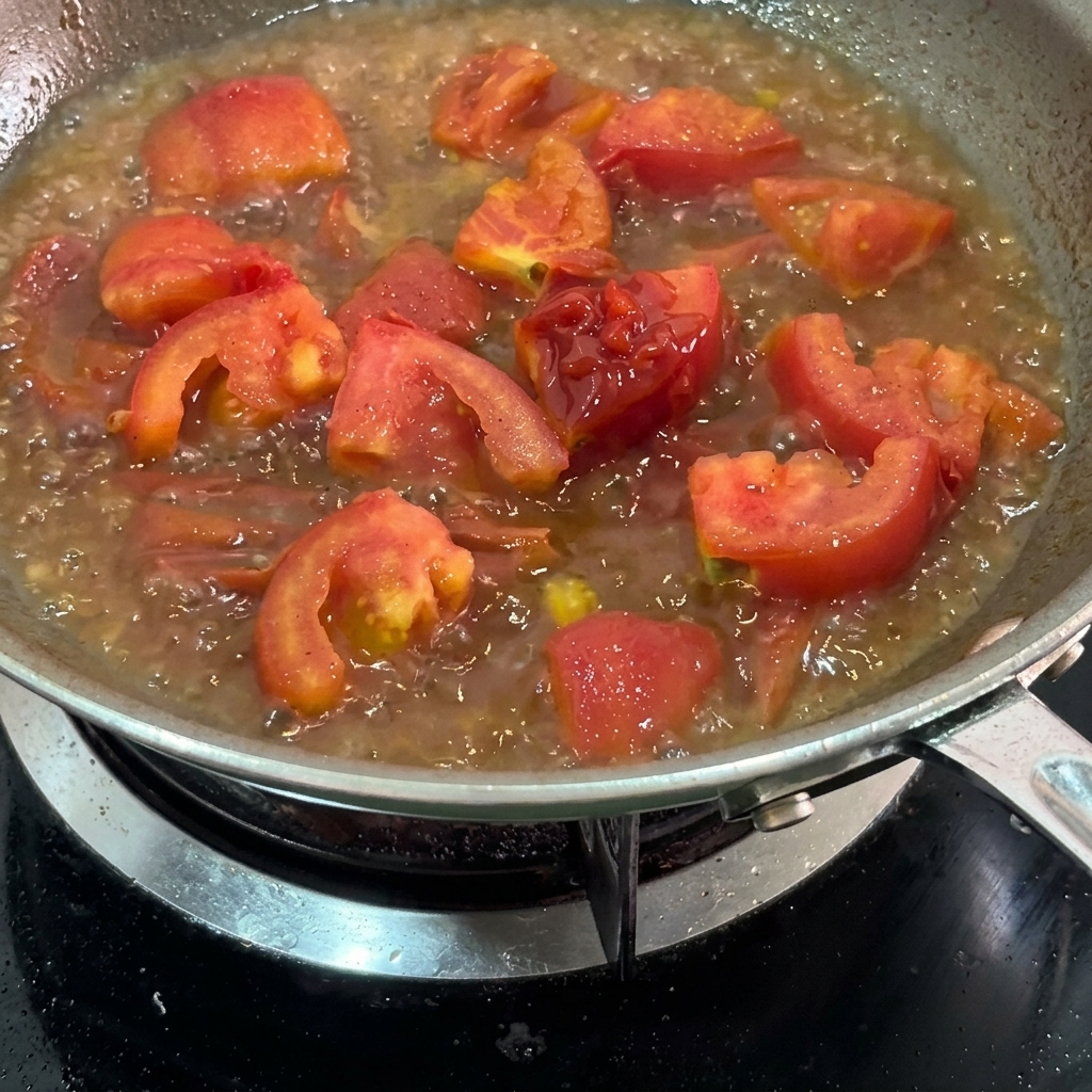 토마토 소스에 케첩을 넣고 섞는 모습.