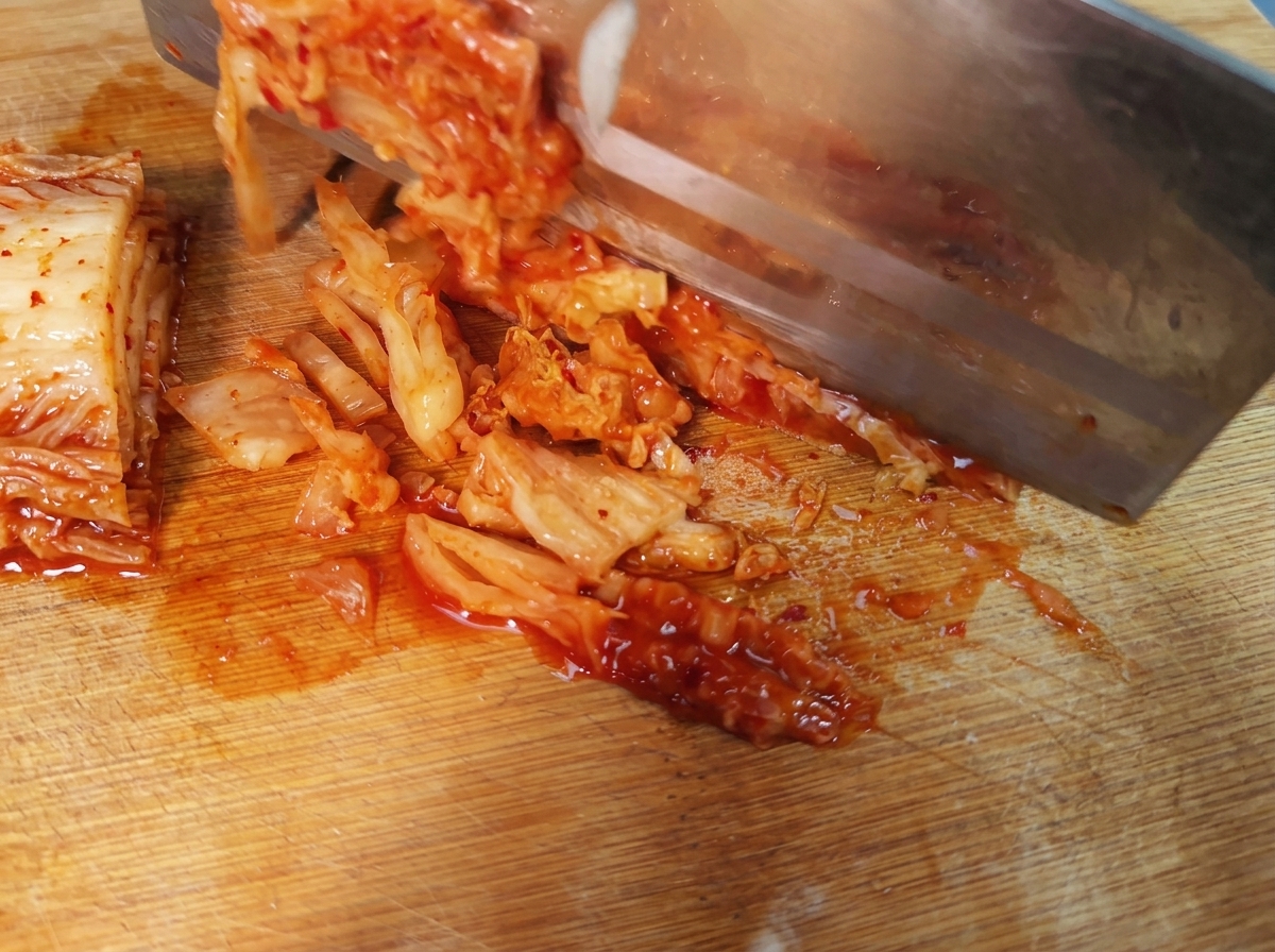 도마 위에 얇게 썰어 놓은 배추김치.