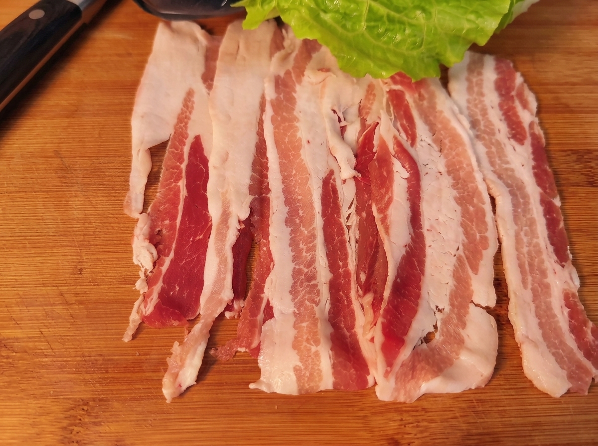 삼겹살 위에 상추, 당근, 양파, 김치가 올라간 상태.