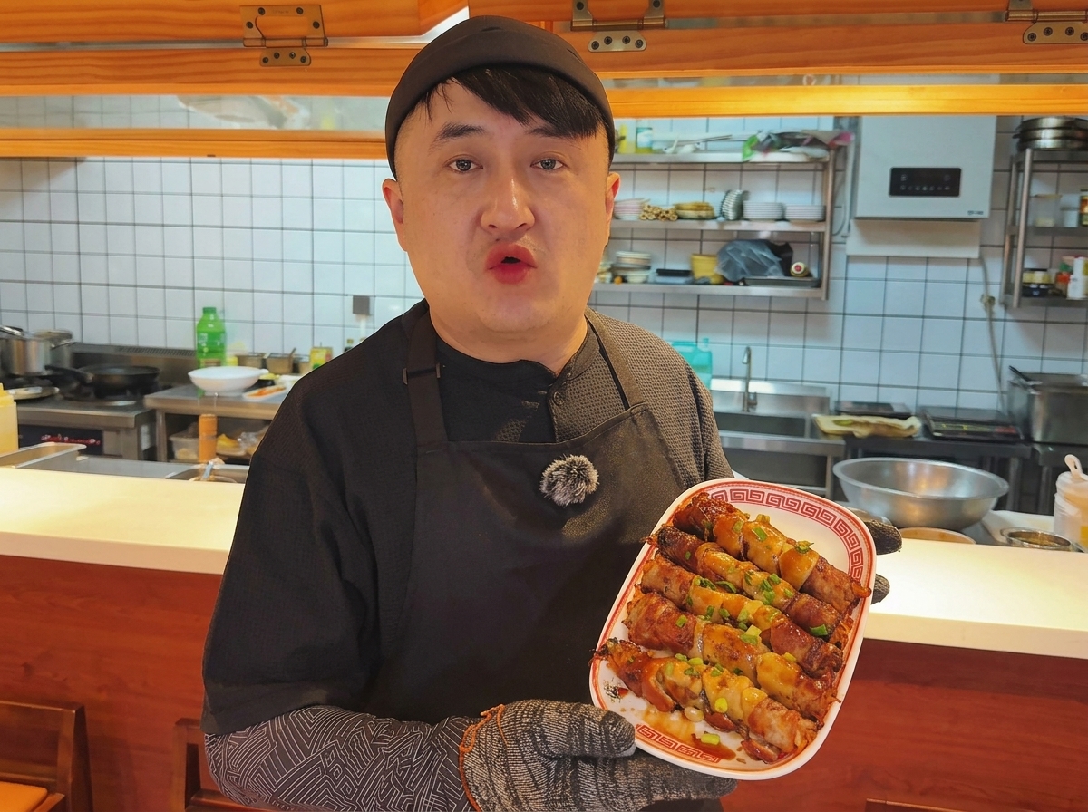 뜨거운 철판 위에서 구워지고 있는 삼겹살 말이.
