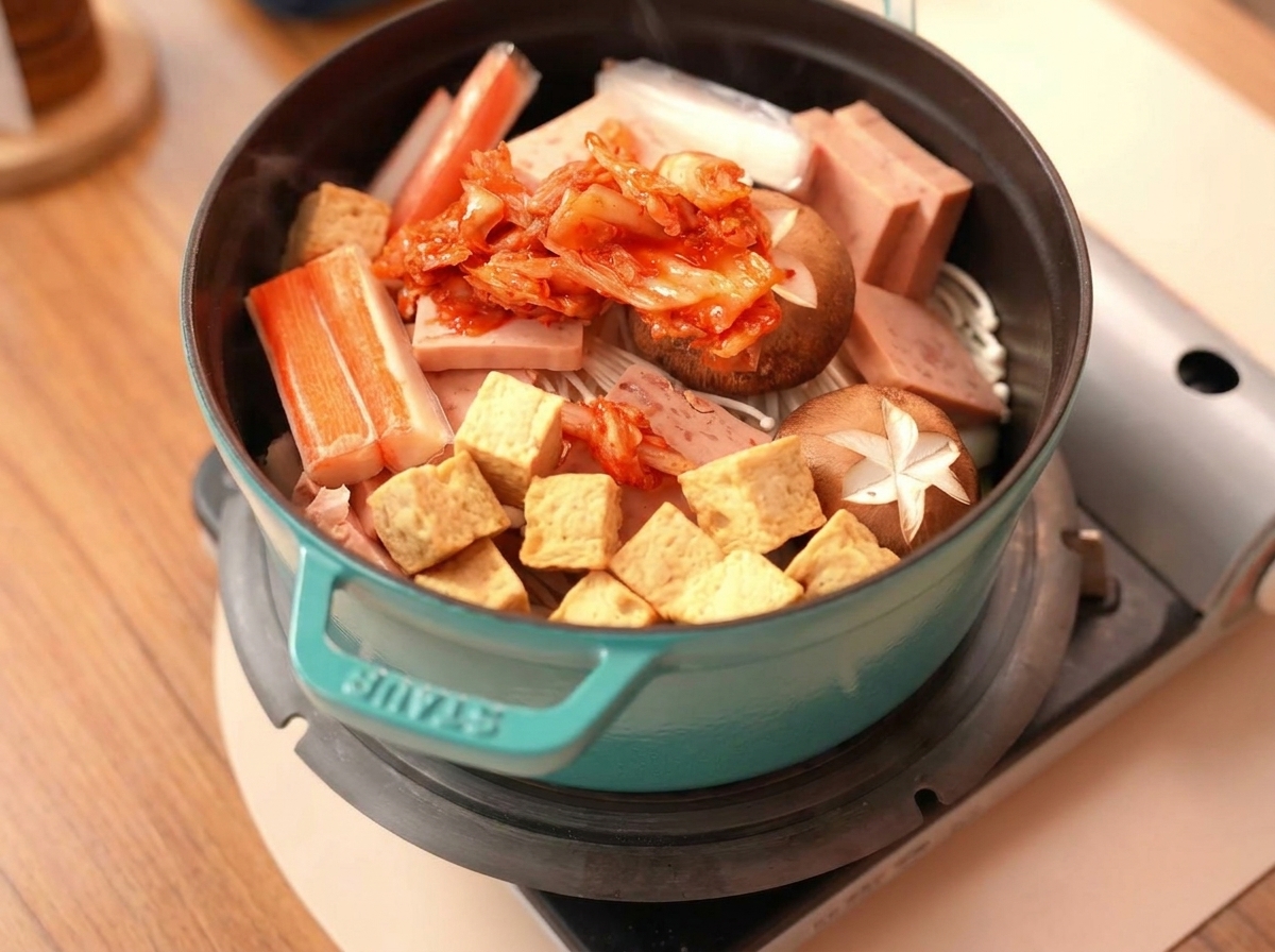 재료 중앙에 김치를 올린 모습