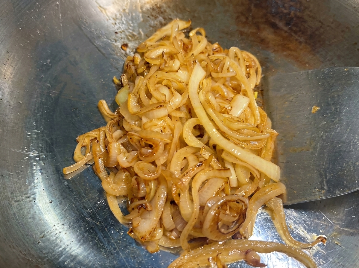 그릴 위에서 진한 갈색으로 맛있게 익어가는 양파.