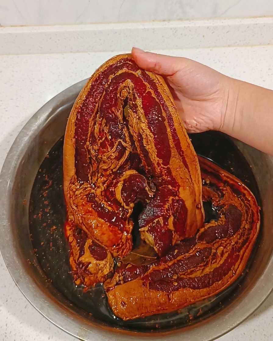 숙성된 삼겹살을 따뜻한 물에 가볍게 헹구는 모습.