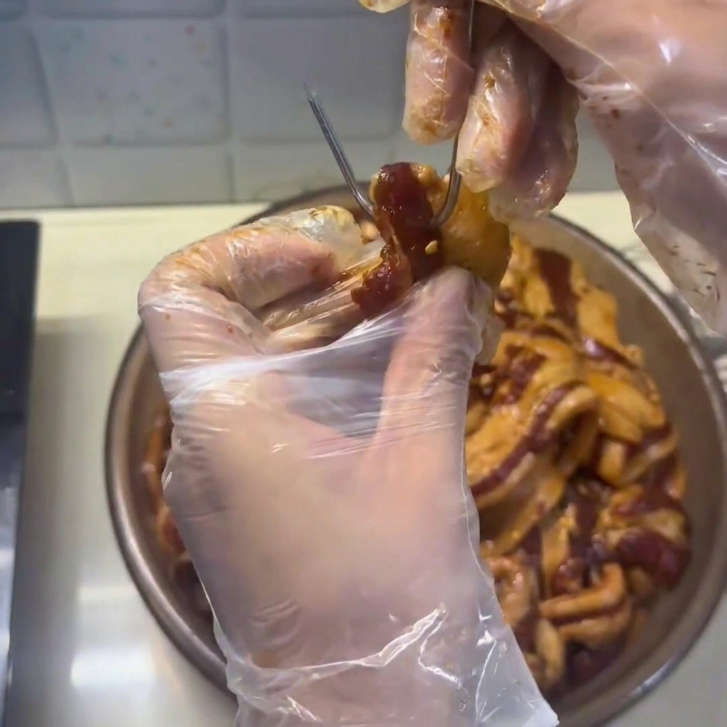 단단하게 마른 삼겹살을 찜기에 넣는 모습.