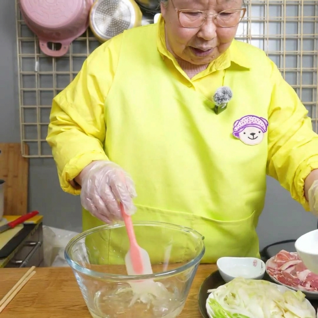 유리 볼에 맑은 간장을 붓고 있는 모습.