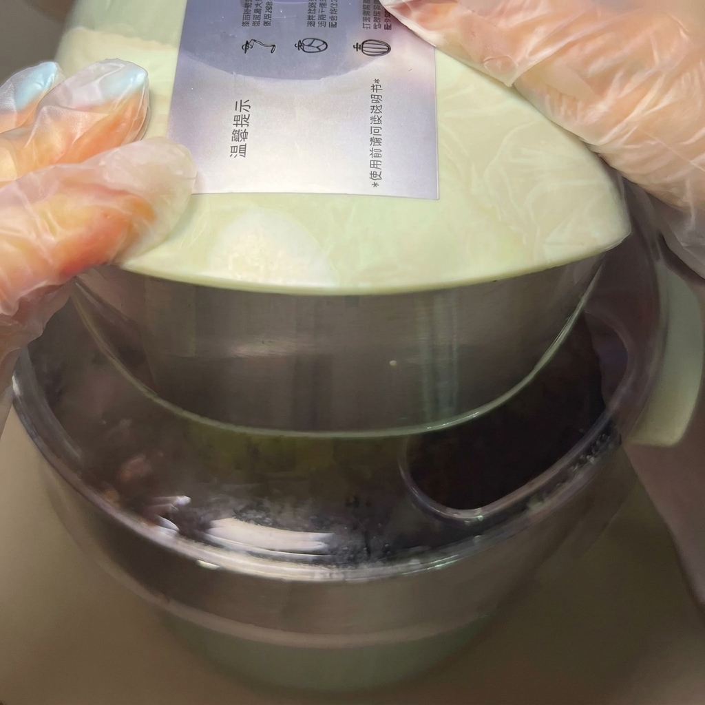 손으로 반죽을 매끄럽고 둥근 공 모양으로 빚는 모습.