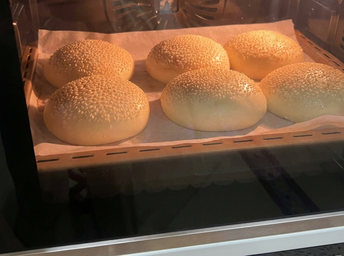 오븐에서 구워지는 번.