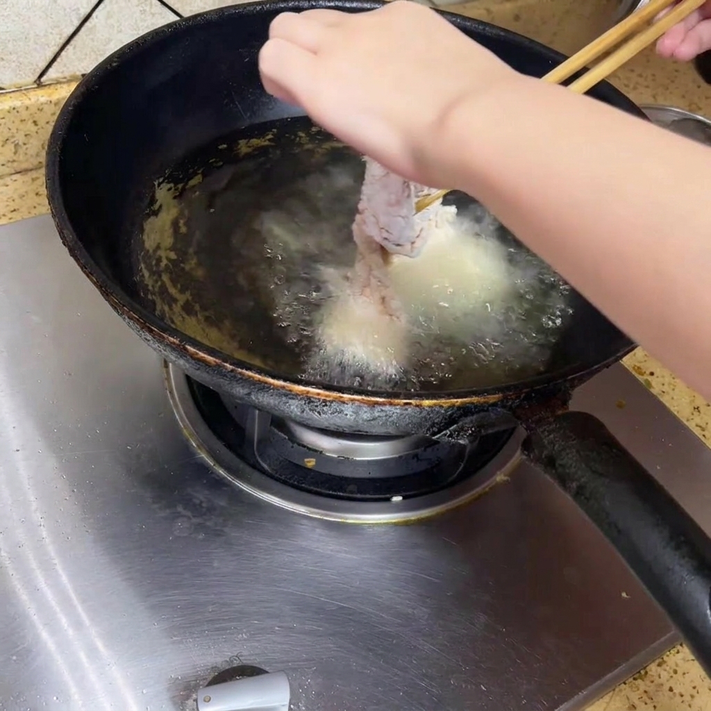 기름에 닭고기를 넣는 모습.