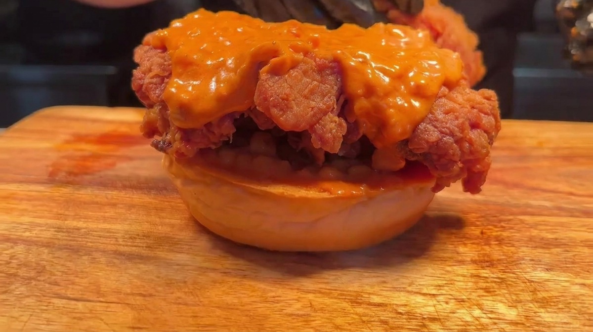 두 번째 치킨 패티를 쌓아 버거를 완성하는 모습