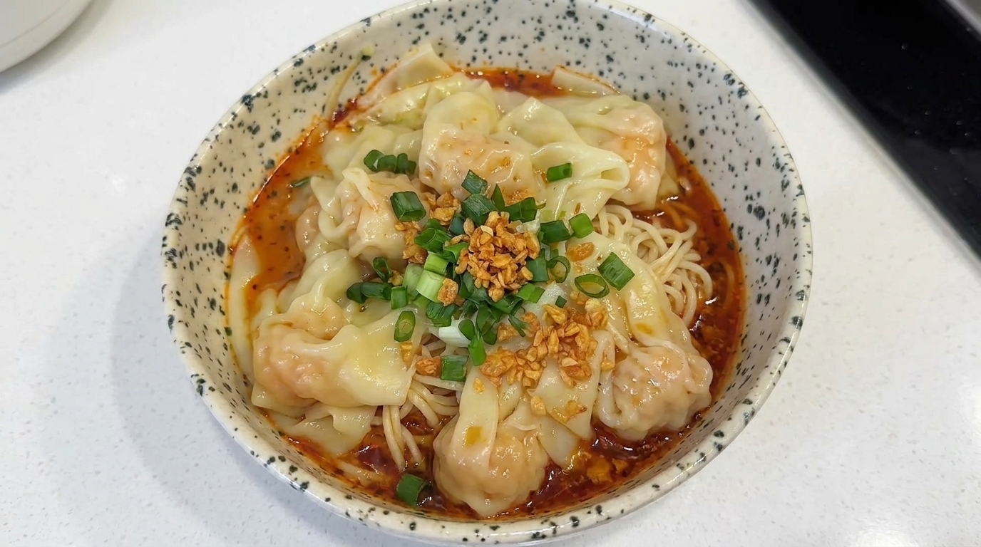 오븐에 넣기 전 알루미늄 포일로 단단히 감싸진 신선한 돼지 등갈비.