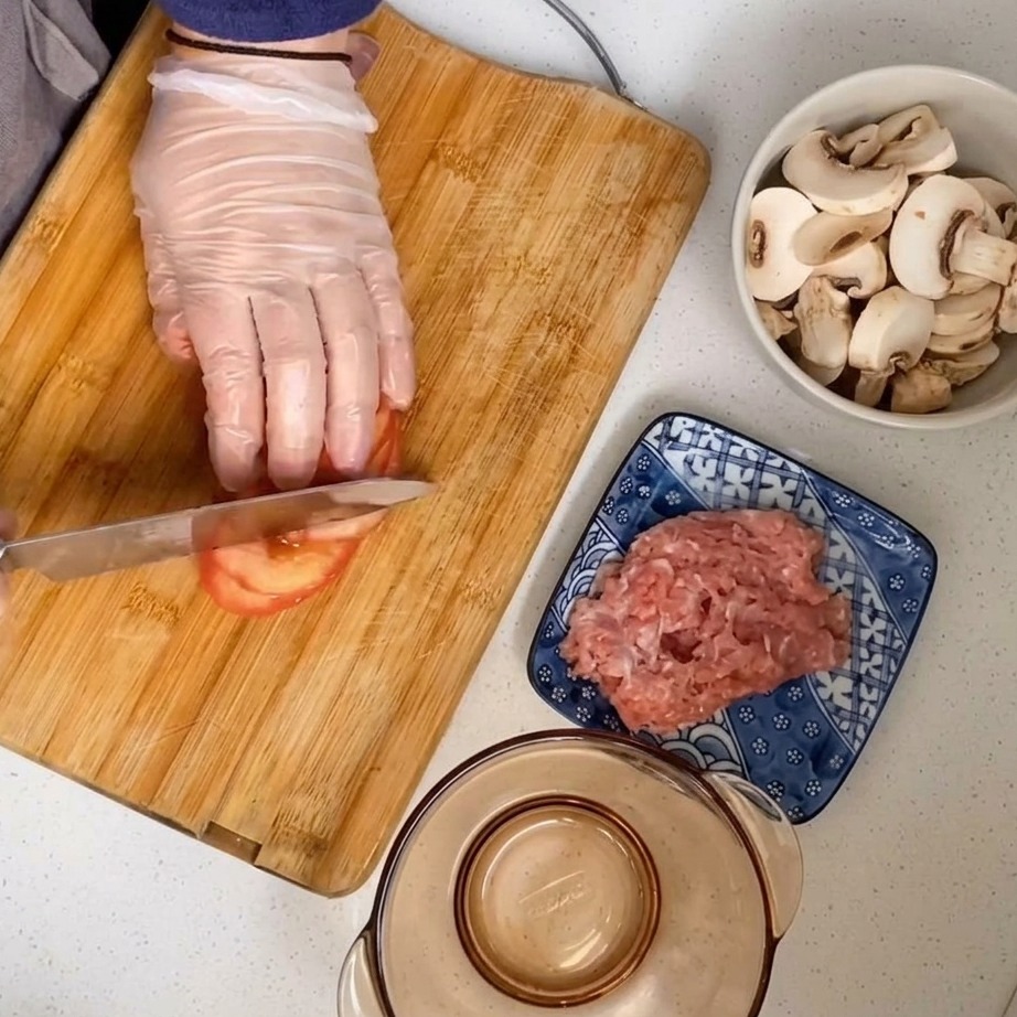 껍질을 벗긴 토마토를 나무 도마 위에서 깍둑 써는 모습.