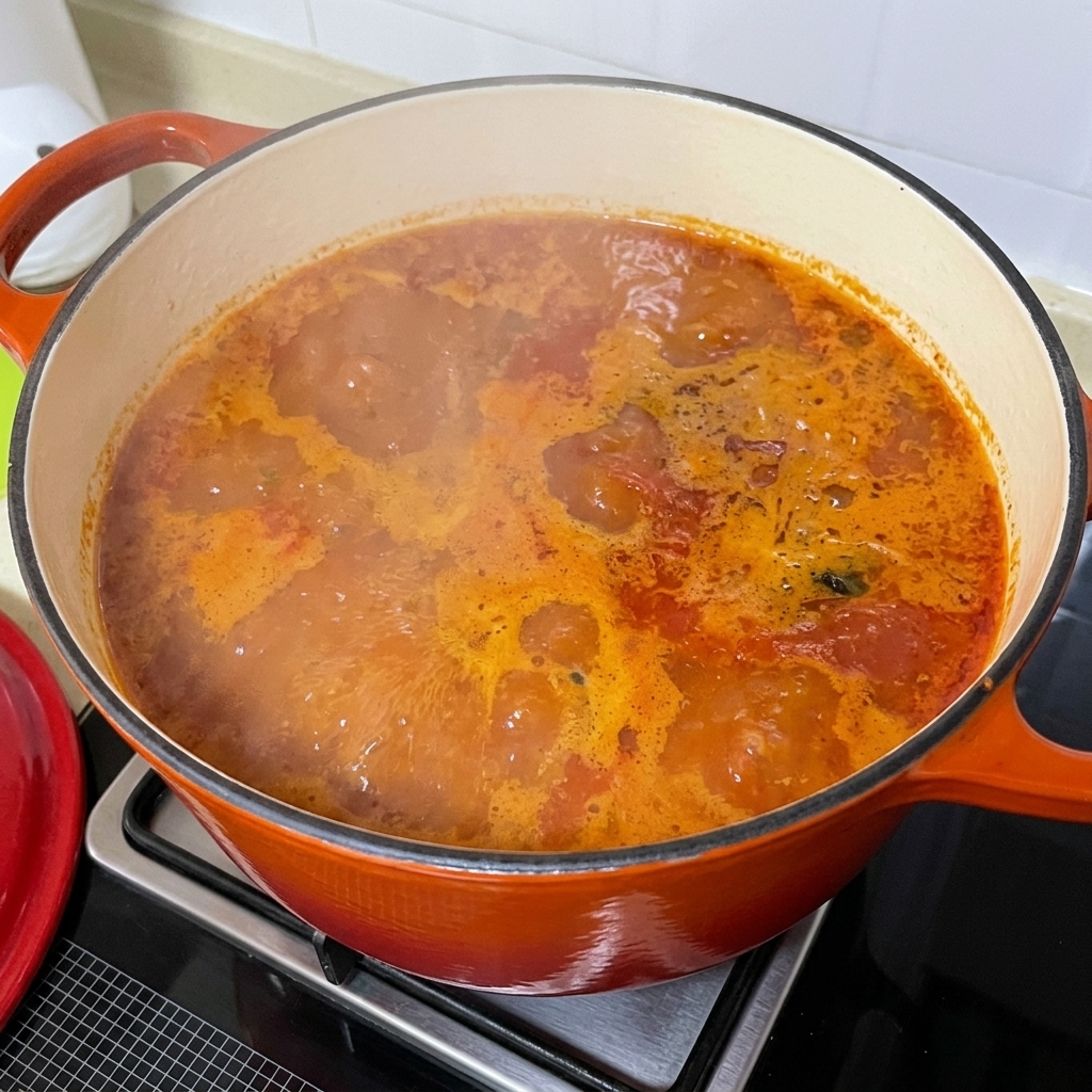 찌개에 썬 감자를 넣는 모습.