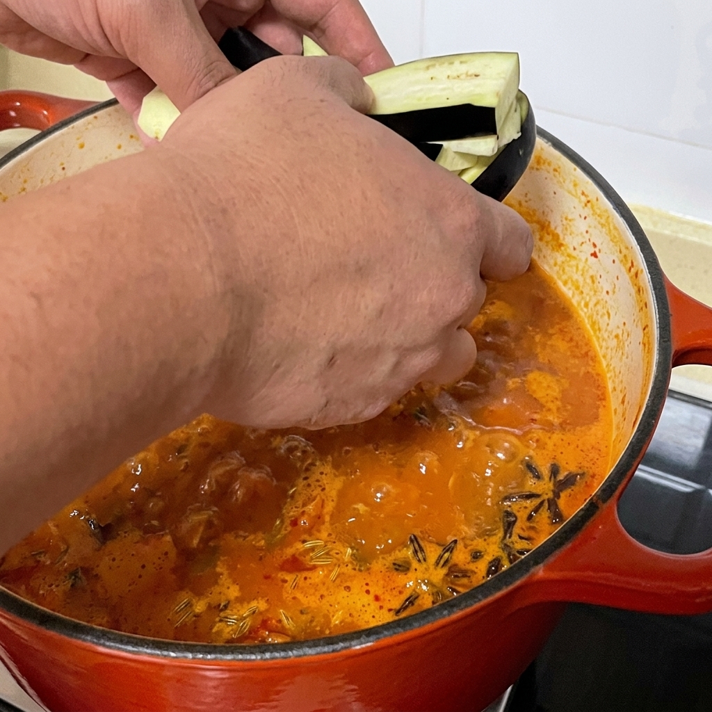 찌개에 썬 가지를 넣는 모습.
