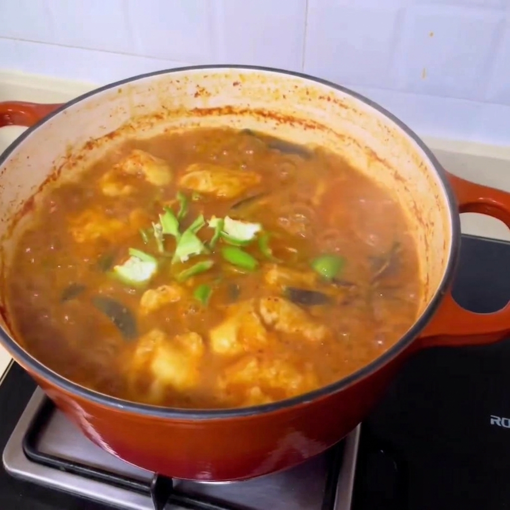 완성된 찌개 위에 청양고추를 뿌리는 모습.