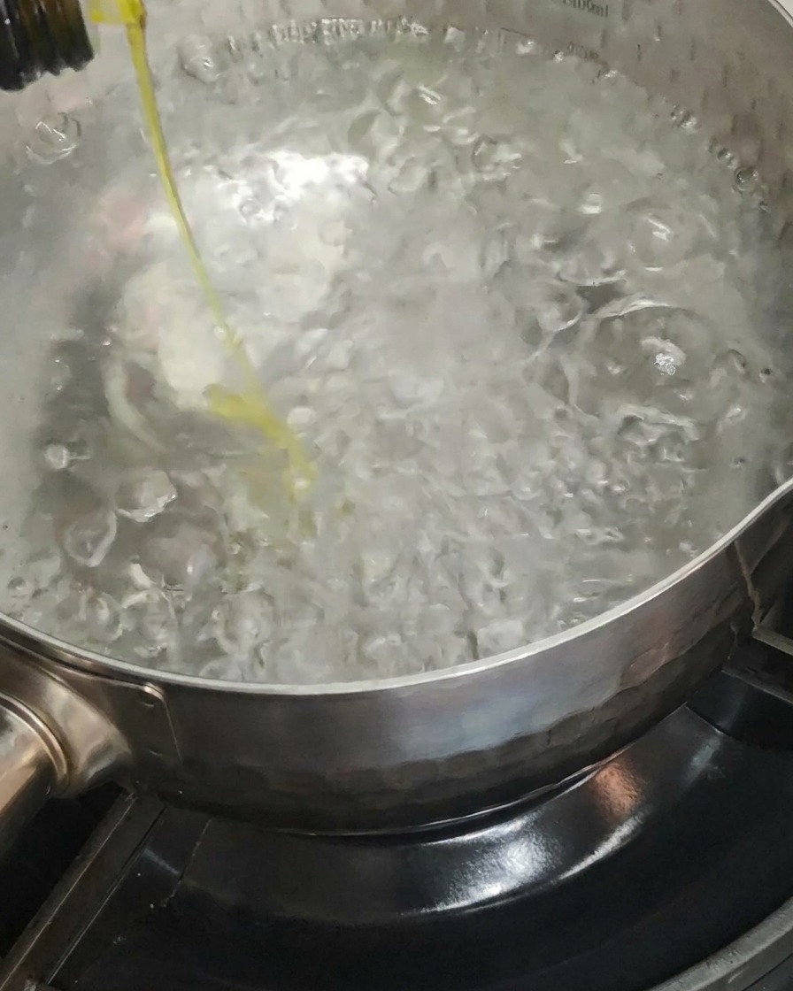 끓는 물에 올리브유를 넣는 모습.