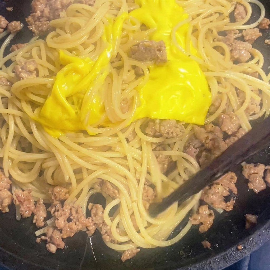 치즈가 녹아 면과 고기 소스가 크림처럼 섞이는 모습.