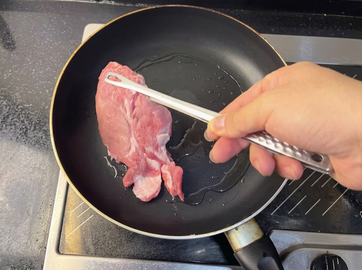 준비된 그릇에 뜨거운 면수를 붓는 모습.