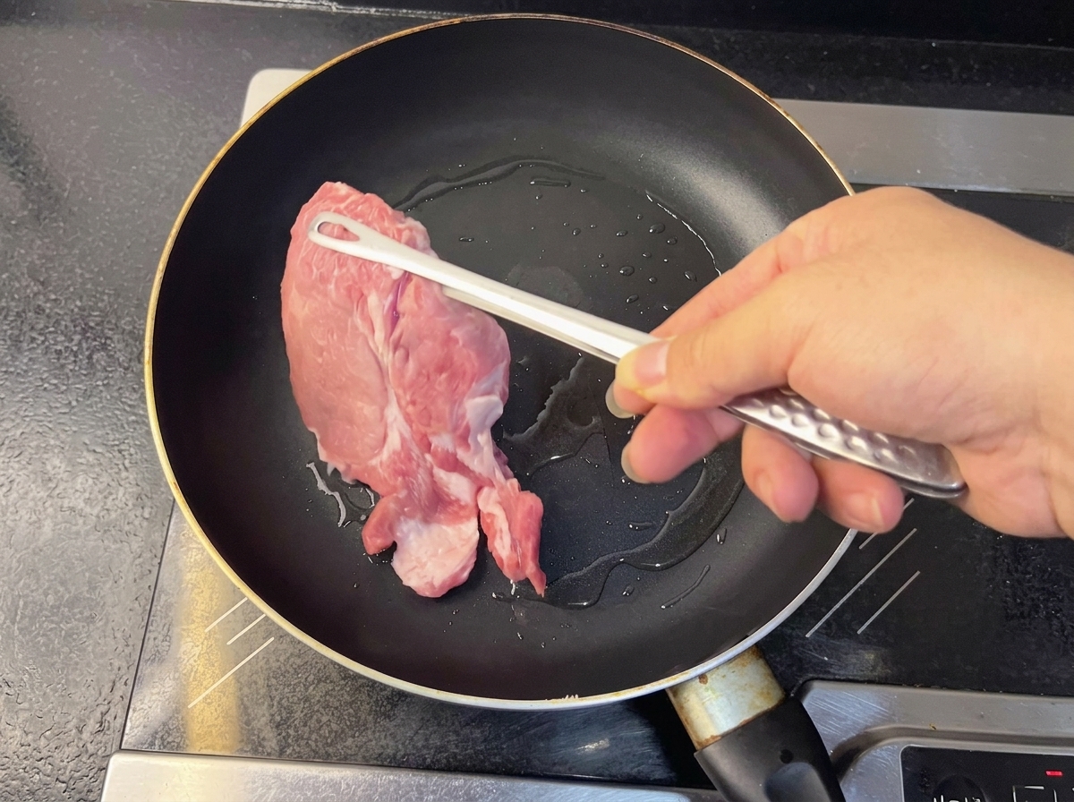 완성된 라멘 위에 차슈, 옥수수, 청경채를 올리는 모습.