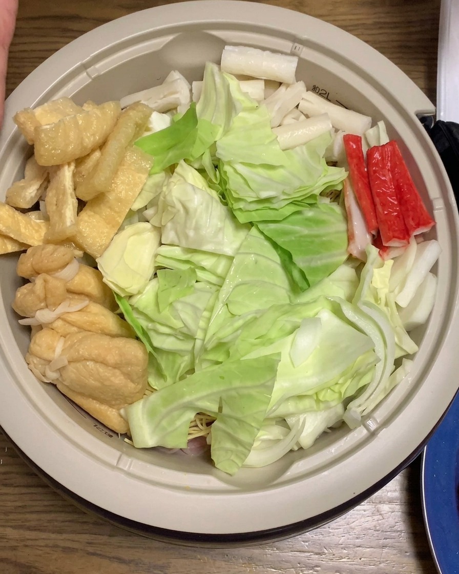 다른 재료들 사이로 얇게 썬 당근을 넣는 모습.