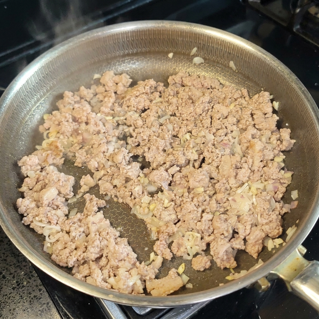 고기에 맛술과 미소를 넣고 섞는 모습.